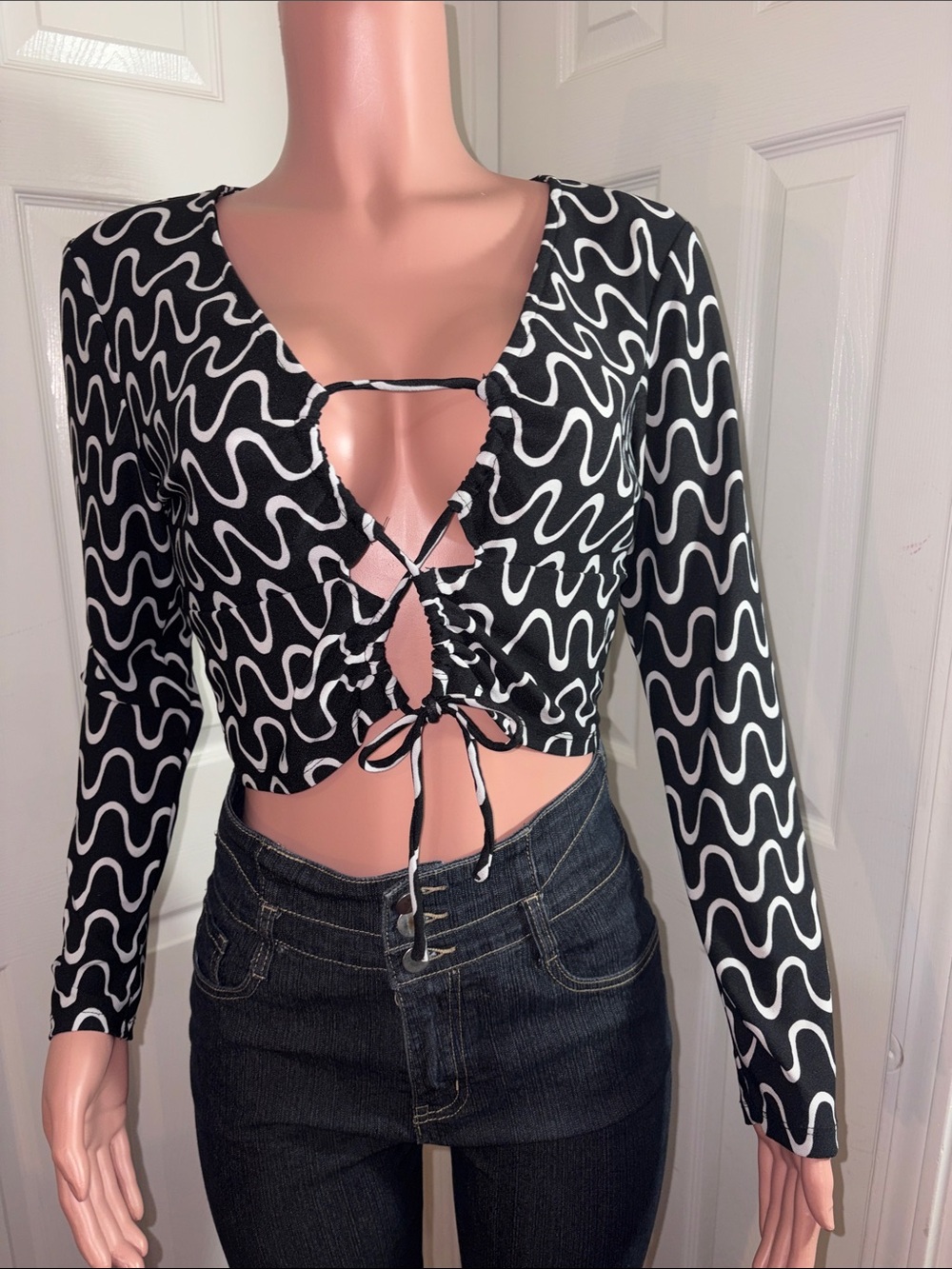 Black & White Lace-Up Wave Print Long Sleeve Crop Top